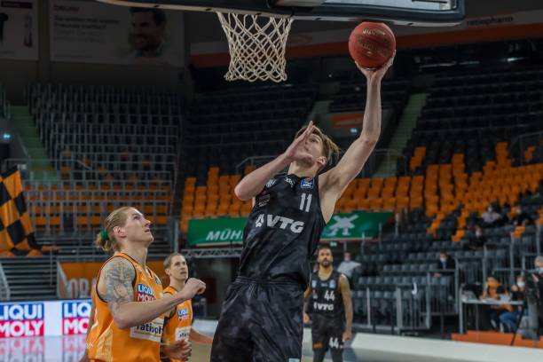 帮助他在国 帮助他在国